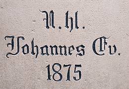 Inschrift unter der Statue des Johannes