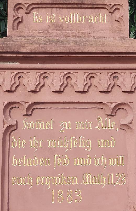 Inschrift unter dem Kreuz