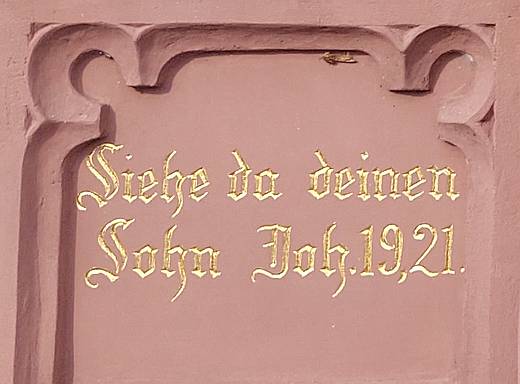 Inschrift unter der linken Figur