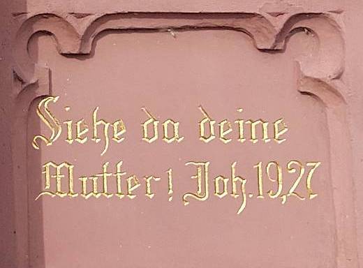 Inschrift unter der rechten Figur